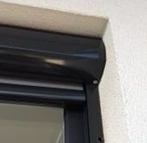 šedá screenová roleta